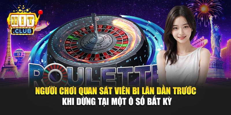 Người chơi quan sát viên bi lăn dần trước khi dừng tại một ô số bất kỳ